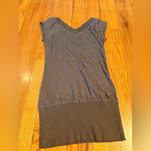✨ Twenty One Gray Sequin V-Neck Sweater Top - Picture 6 of 6